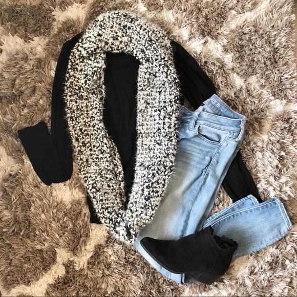 Sonoma Accessories - ⚫️ Black & White Infinity Scarf